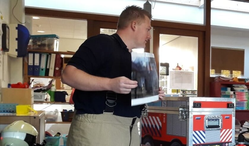 Brandweerman Edwin met de speciale brandweerschatkist.