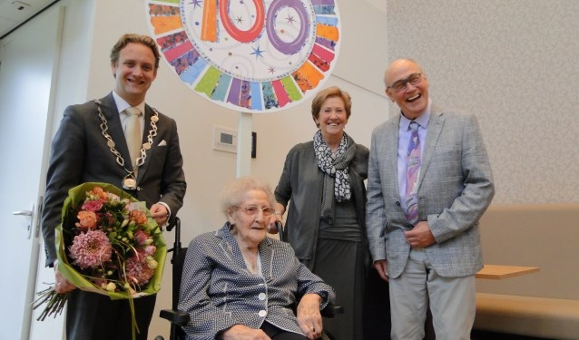 Mien Schoonderwoerd-Middelweerd vierde haar 100ste verjaardag  met burgemeester Verhoeve en zoon Kees en dochter Riet. (Foto: Margreet Nagtegaal)