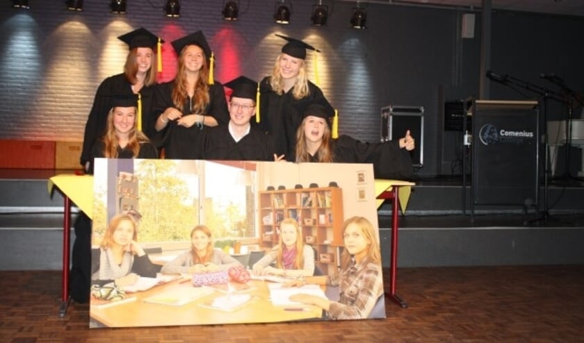 Leerlingen van het tweetalig VWO Comenius College vieren hun graduation.  