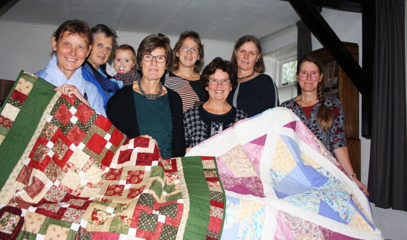 • De quiltgroep, met v.l.n.r. Joke, Ria (met kleinkind op arm), Frieda, Paula, Corrie, Corine en Ditta. Foto: Mieneke Lever-van Dieren