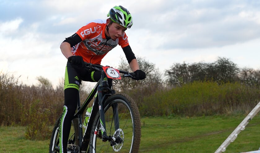 • Jesse Bikker leidde van start tot finish.