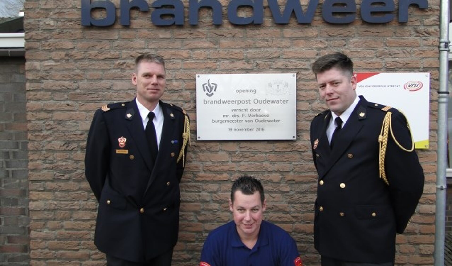 Bij de opening is een plaquette onthuld, met van links naar rechts: Peter Oosterlaken, Robbert Oosterlaken en postcommandant Jurjen Zeinstra. (Foto: Margreet Nagtegaal)