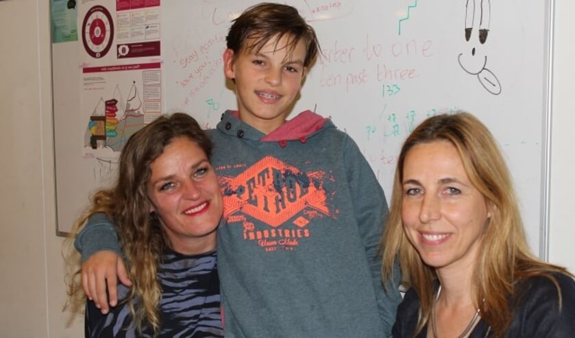 Moeder Suzanne herkende de hoogbegaafdheid van zoon Daniël uit eigen ervaring. Jacqueline begeleidt hem.'' Foto: Lysette Verwegen