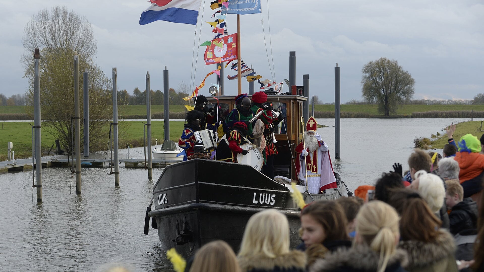 • Aankomst van Sinterklaas in Genderen.