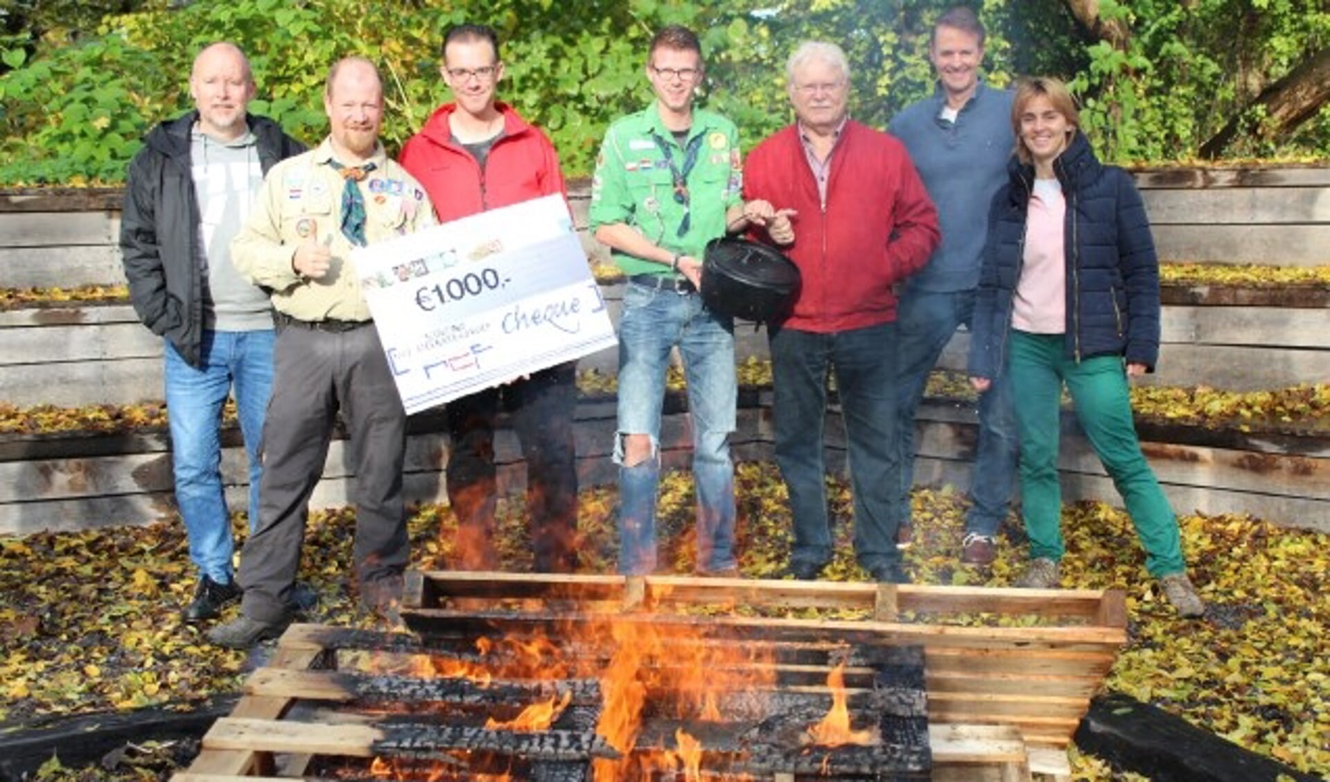 Buiten koken op open vuur krijgt een flinke boost met de cheque van het Roest Crollius Fonds.  (Foto: Lysette Verwegen)
