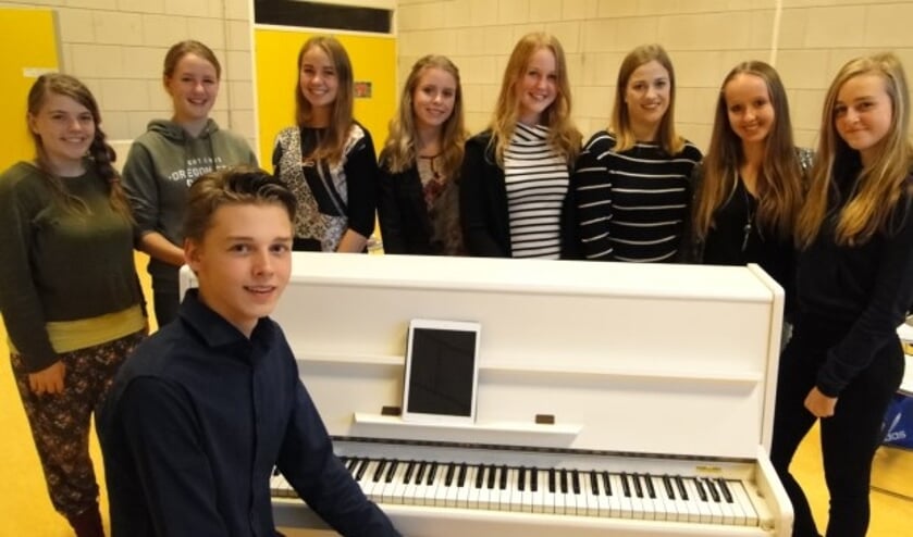 De meiden van GRLPWR en de pianist Roel Kwakernaak. (Foto: Margreet Nagtegaal)