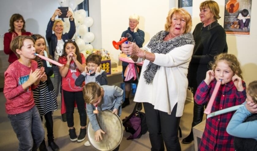 Met een hoop kabaal verrichten kinderen samen met wethouder Ans Hartnagel de aftrap van de actieweek. (Foto: Frank de Roo)