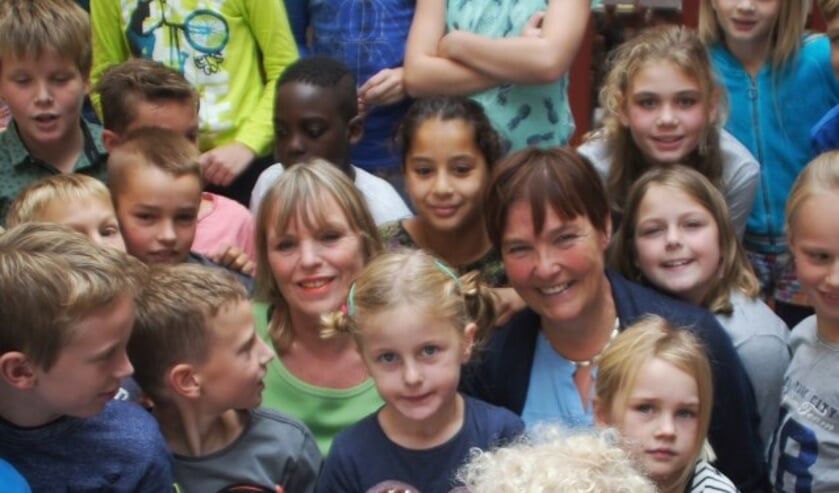 De juffe Bep en Margriet genieten ook na 40 jaar nog elke dag van het werken op school. Foto: Janneke-Severs-Hilgeman