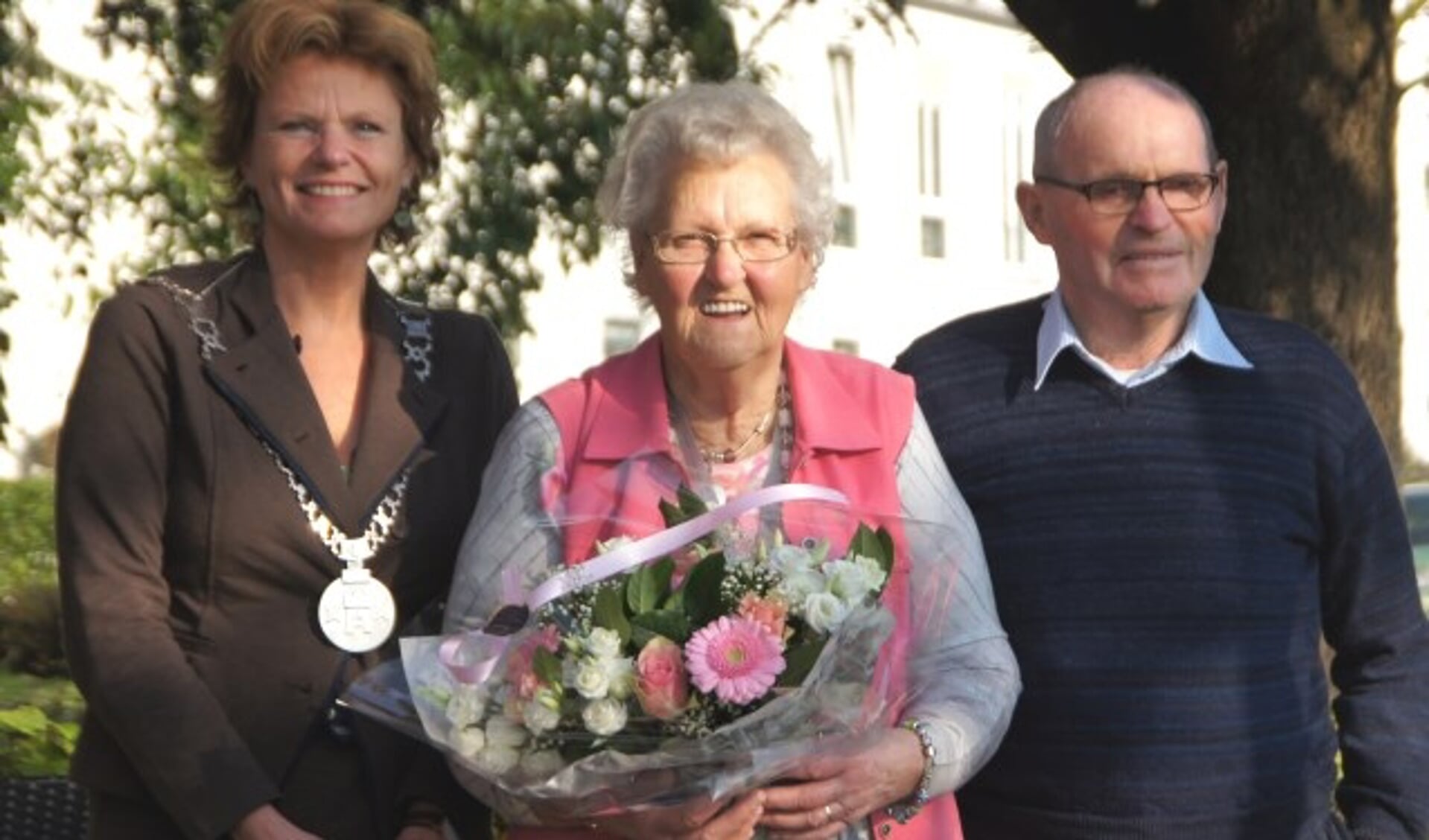 Hoog bezoek aan het paar van burgemeester Van Hartskamp-de Jong. (Foto: Janneke Severs-Hilgeman)