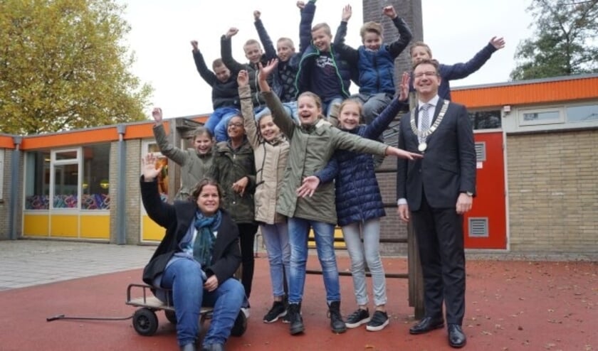 Burgemeester Patrick van Domburg bij de winnende leerlingen van De Pijler. (Foto: Bernard Brosi)