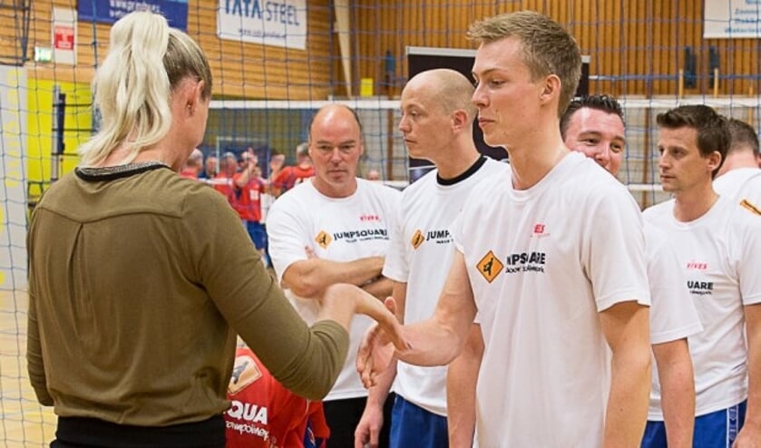 De spelers van Heren 1 nemen hun nieuwe shirts in ontvangst (Foto: Vives)