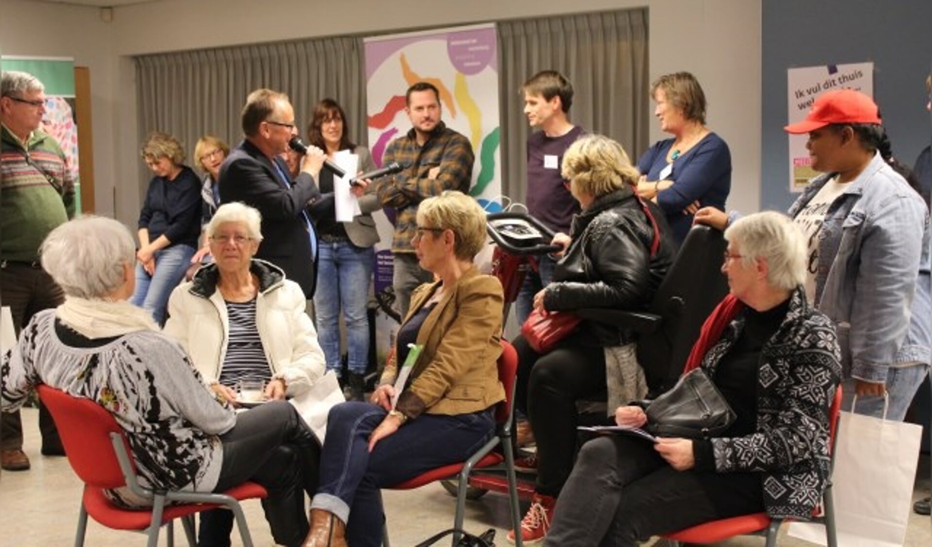 De informatieavond voor IJsselveld-Oost trok veel bezoekers en organisaties; om te netwerken, vragen te stellen of informatie te geven. (Foto: Lysette Verwegen)