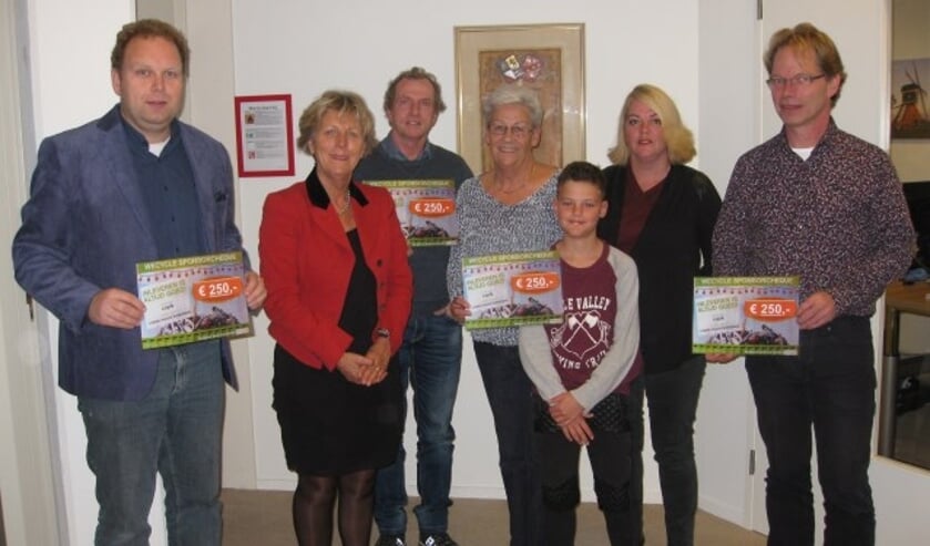 Van links naar rechts met burgemeester Westerlaken -Loos de vertegenwoordigers van de lokale Sinterklaasintochten in Lopik-dorp (Leon Boom), Polsbroek (Kees van Toor) , Benschop (mevrouw Van den Berg, Tycho van den Berg en Cathe van den Berg) en Jaarsveld (Wouter Geudeke). FOTO: gemeente Lopik