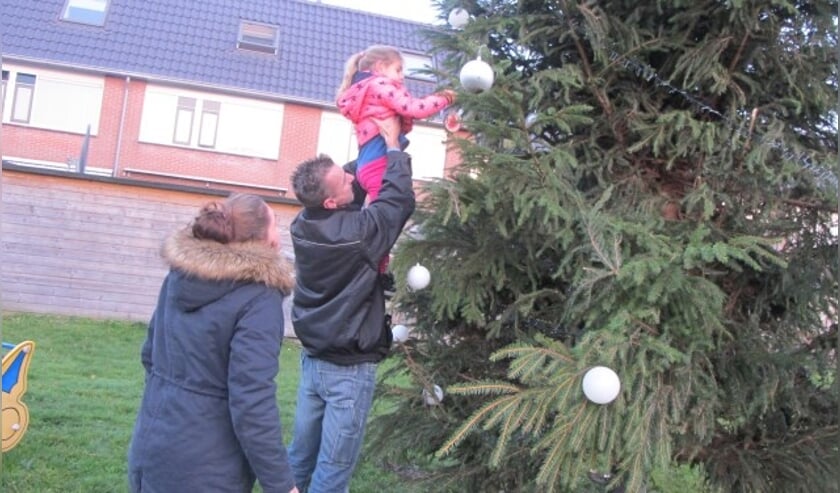 De bewoners konden onder meer hun wensen voor 2017 op kerstballen in een grote kerstboom hangen. FOTO: Wbv Lopik woningbouwvereniging Lopik