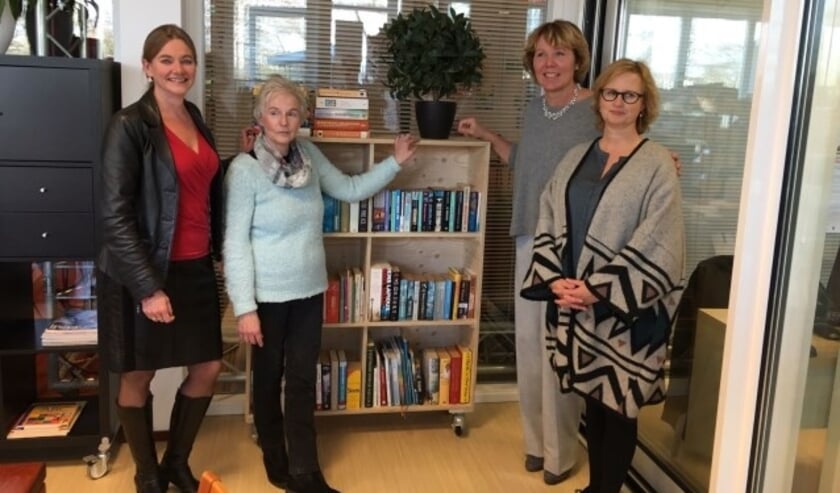 In gebruik name zwerfboekenkast De Harp. V.l.n.r. Annelous van der Klauw (gemeenteraadslid D66), Catherine Theissens (vrijwilliger De Harp), Josien van Cappelle (wethouder), Marielle Post (Bibliotheek aan den IJssel).