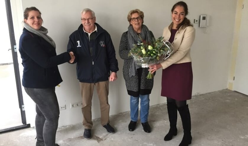 "We hebben vijftig jaar in onze oude woning gewoond. Op naar de volgende vijftig jaar in dit appartement!", zegt het echtpaar Van de Haar bij de sleuteloverhandiging.