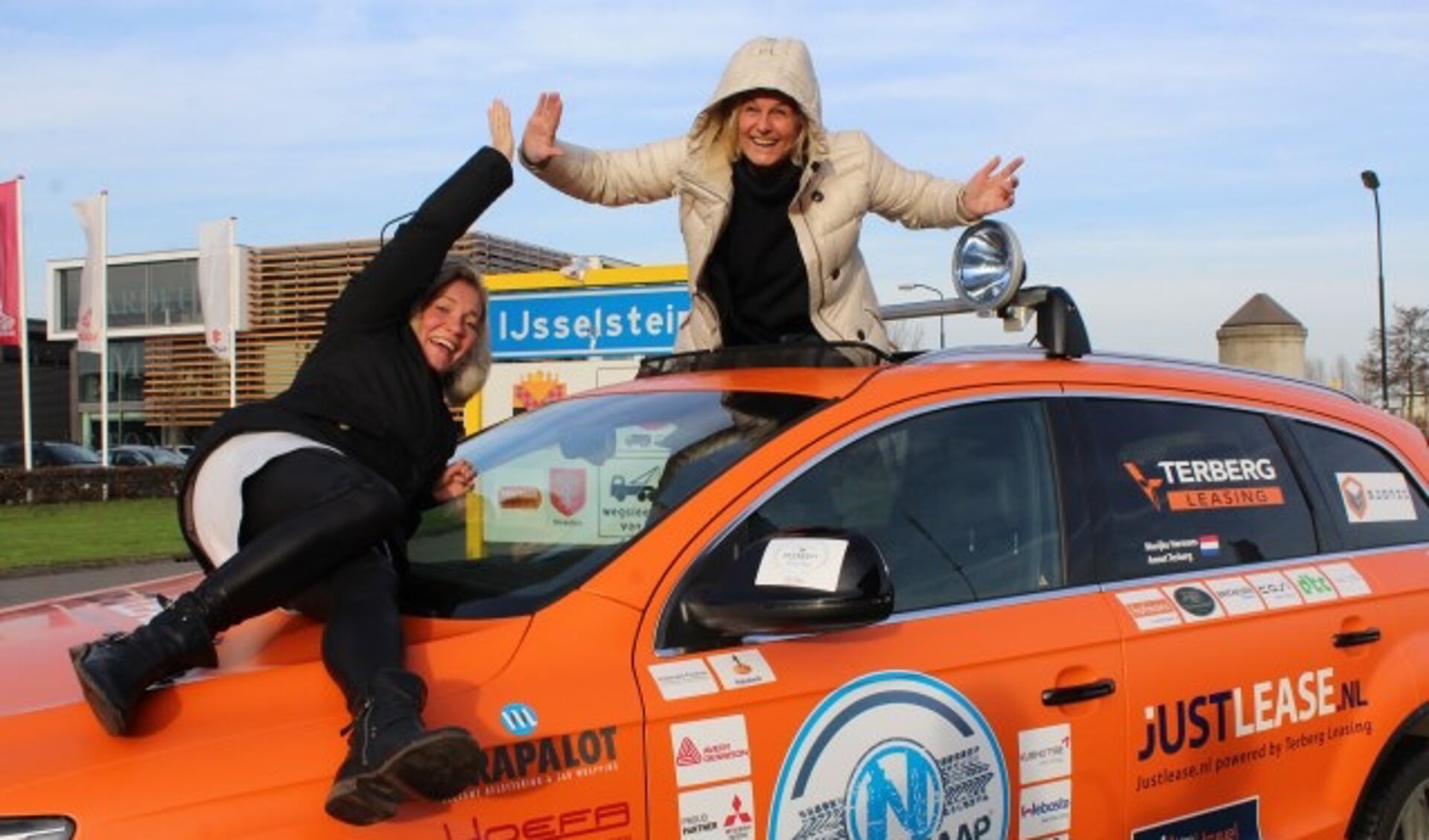 Marijke Hermans en Annet Terberg popelen om de Noordkaap Challenge te beginnen. Mede mogelijk dankzij de sponsors op hun website. FOTO: Lysette Verwegen