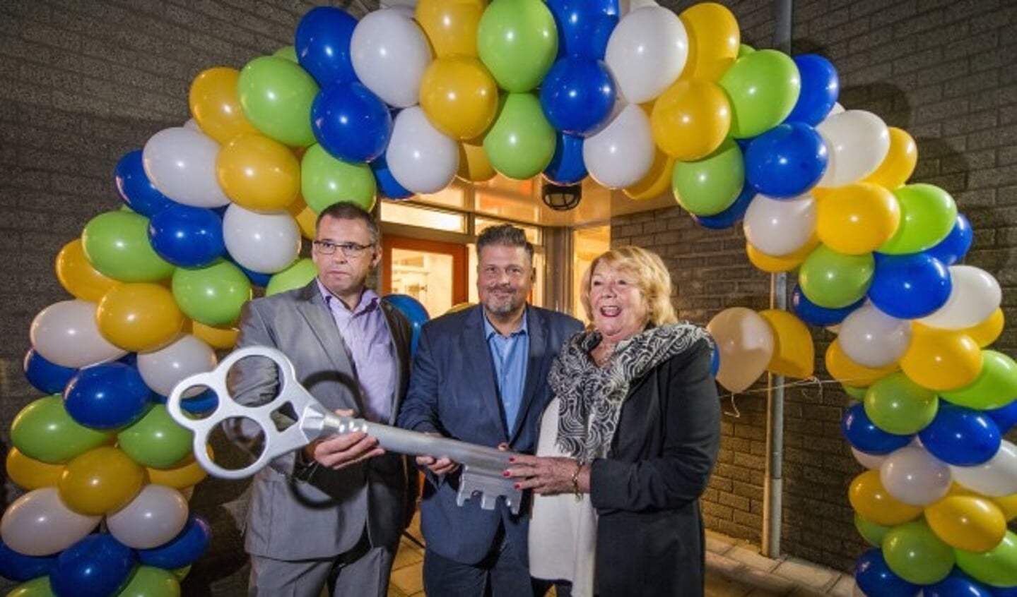 Voorzitter van het WOP Schenkel Alfred Heijkoop, wethouder Jean-Paul Meuldijk en wethouder Ans Hartnagel openen het Capelse Huis. (foto: Frank de Roo)