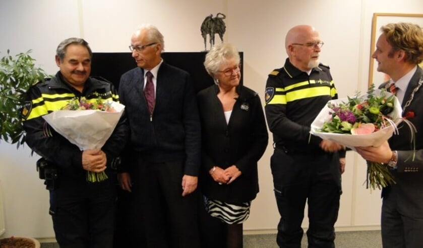 De twee politieagenten zijn door burgemeester Verhoeve en Jacques en Marja van Zanen in het zonnetje gezet. (Tekst en foto: Margreet Nagtegaal)