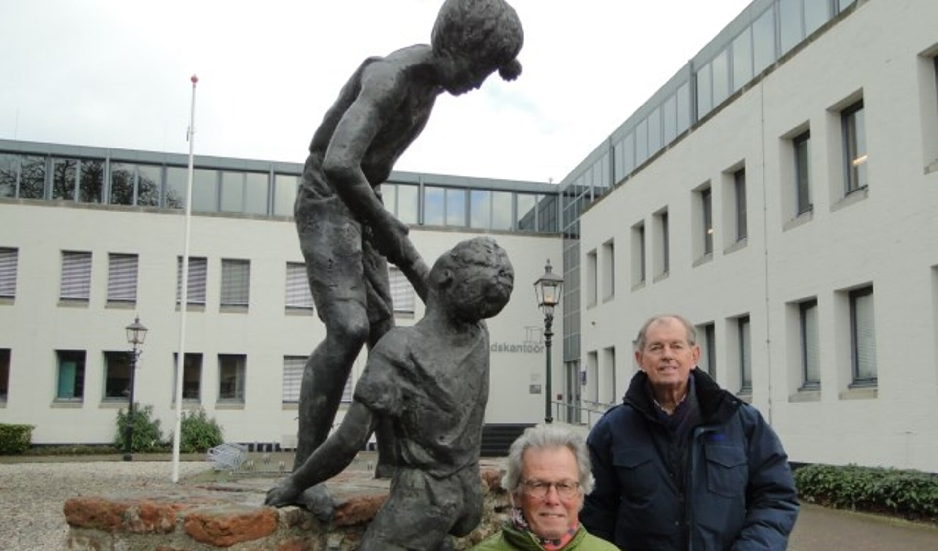 Wim van Seeters (r) en Peter Gruters bij het vredesmonument in Montfoort. (Foto: Margreet Nagtegaal)
