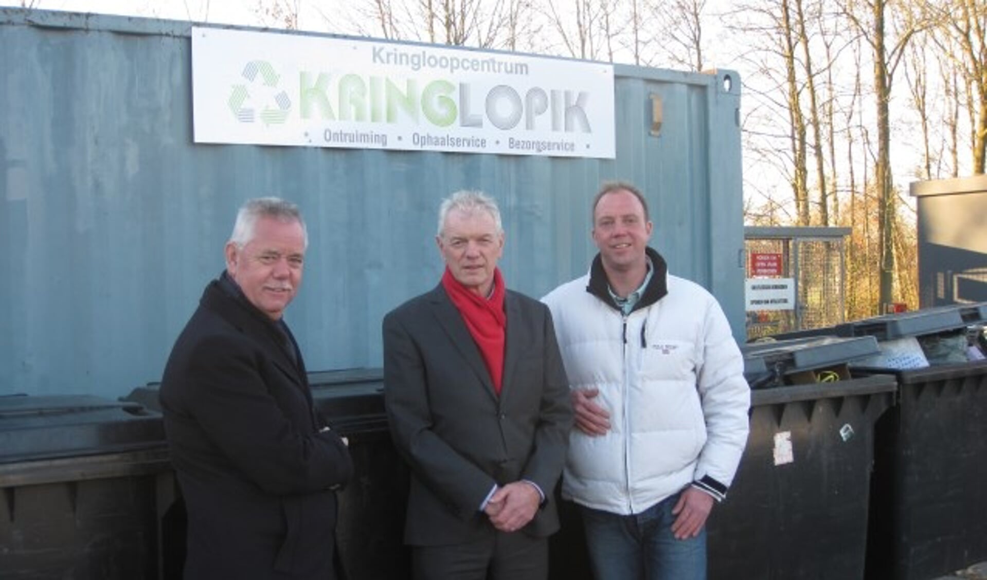 Van links naar rechts: Wethouder Johan van Everdingen, teamleider A. van Breukelen van gemeentewerken en de heer M. Smith van KringLopik. Foto: gemeente Lopik