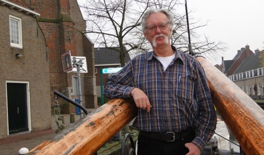 Wil van der Heiden heeft een passie voor kleur. Dat is onder andere te zien aan zijn foto's en in zijn tuin. (Foto: Margreet Nagtegaal)