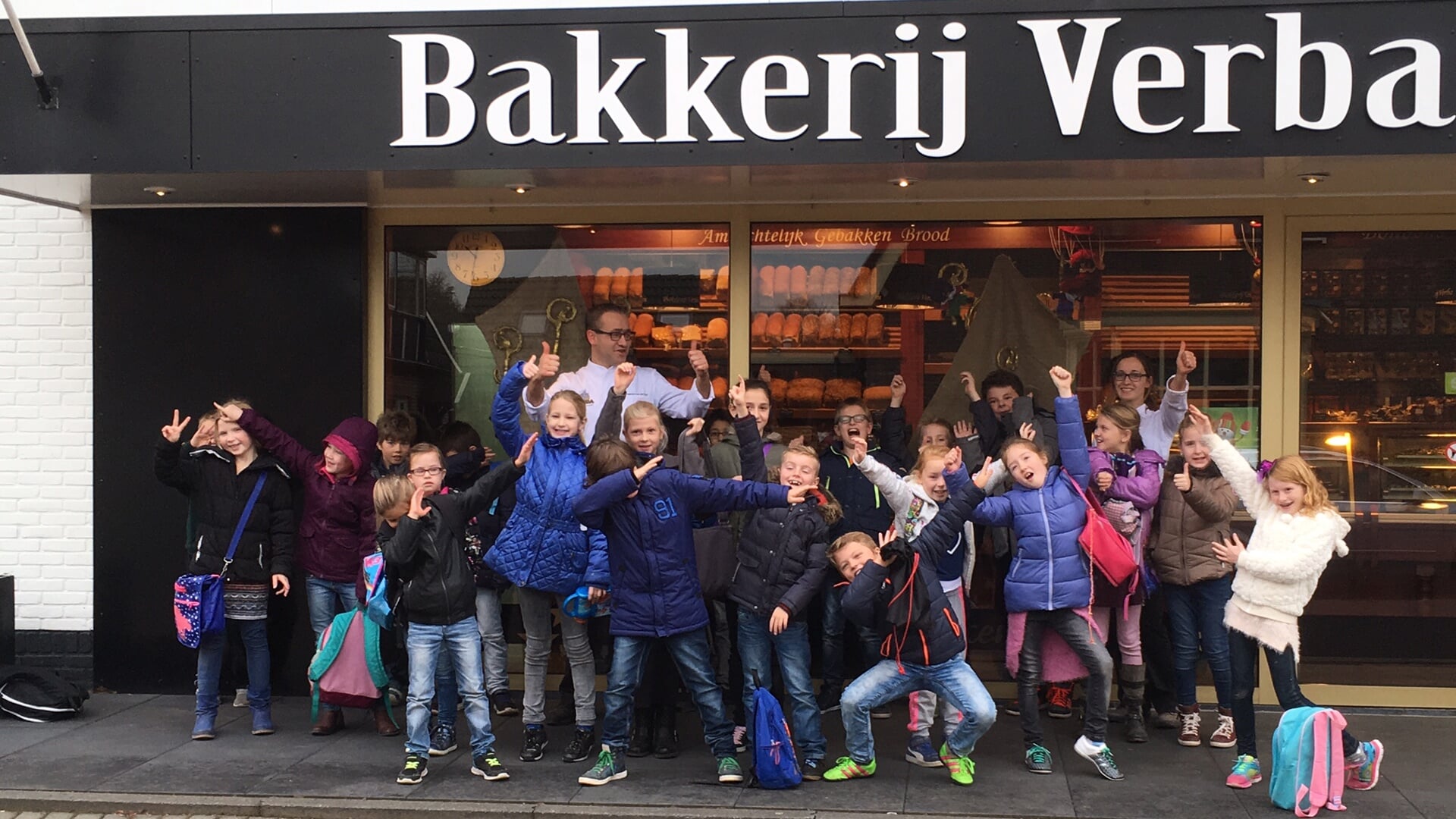 • Bakkerij Verba in Sleeuwijk. (De personen op de foto zijn niet de winnaars van Jong Altena Bakt.)