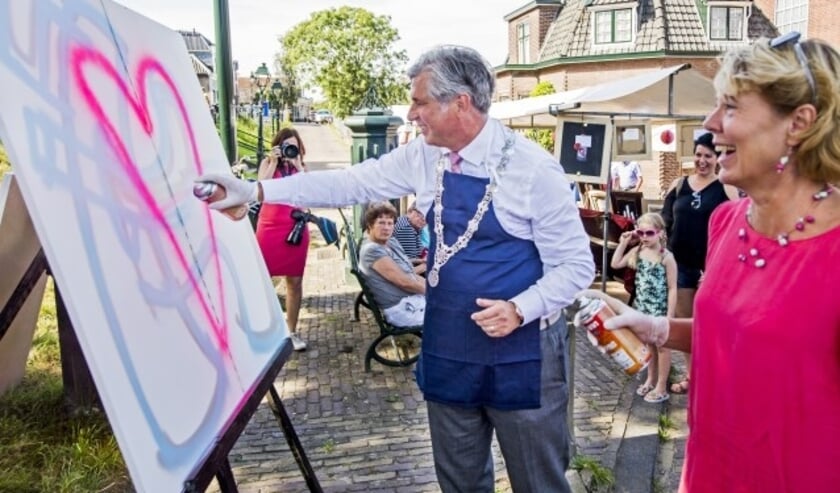 Burgemeester Peter Oskam demonstreert z'n artistieke kwaliteiten. 'Mijn gezin vindt het hartstikke leuk in Capelle.' (foto: pr)