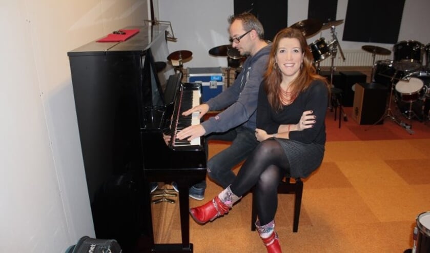 Loes is verantwoordelijk voor de organisatorische en zakelijke kant van de Stichting Muziekhuis Oudewater en haar man Sebastiaan van Zuilen (achter de piano) voor de muzikale kant. (Foto: Sophie Meijer)