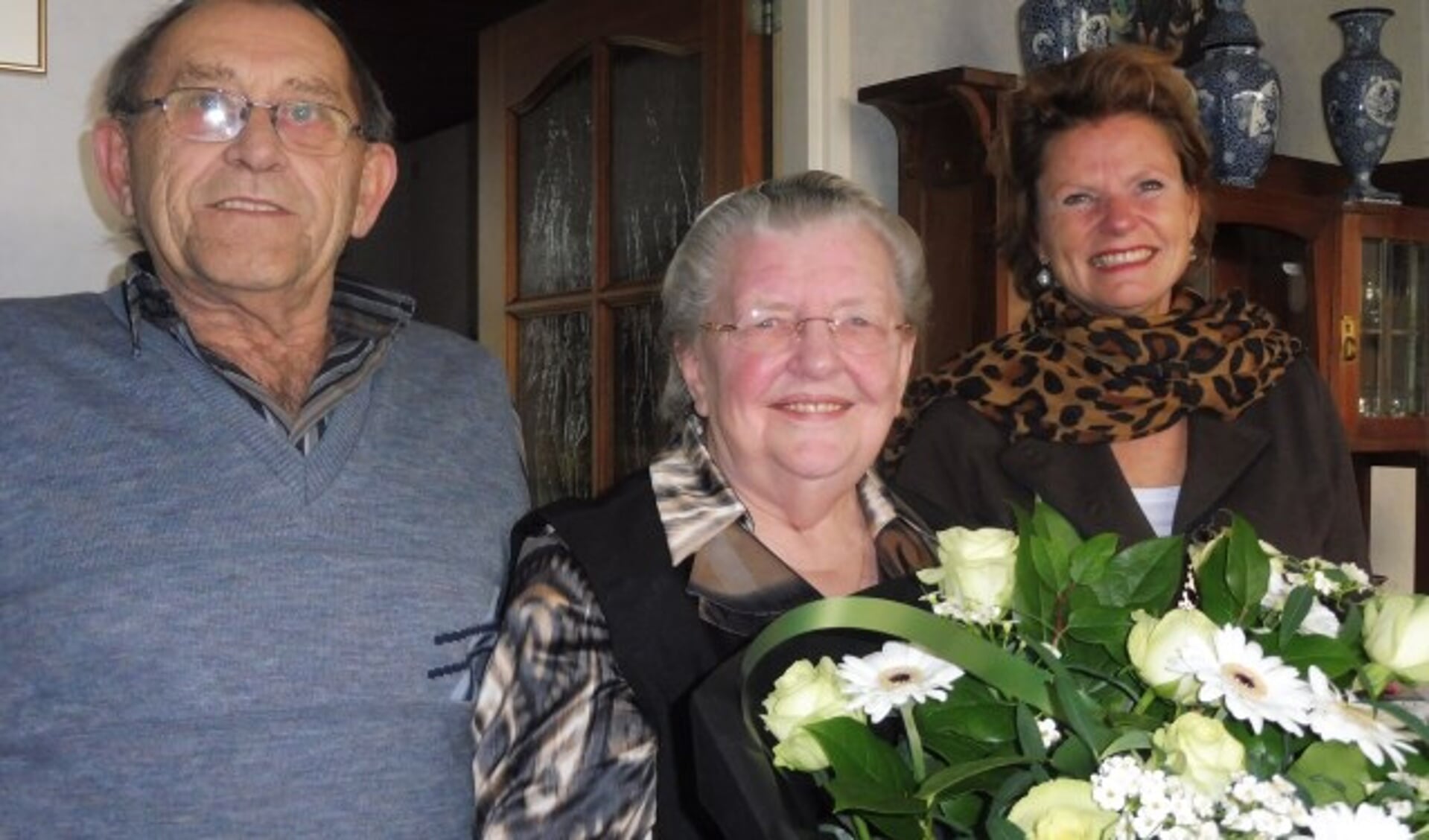 Dirk en Meinie uit Linschoten zijn alweer vijftig jaar getrouowd. Zij werden gefeliciteerd door burgemeester Petra van Hartskamp. (Foto: Janneke Severs-Hilgeman)