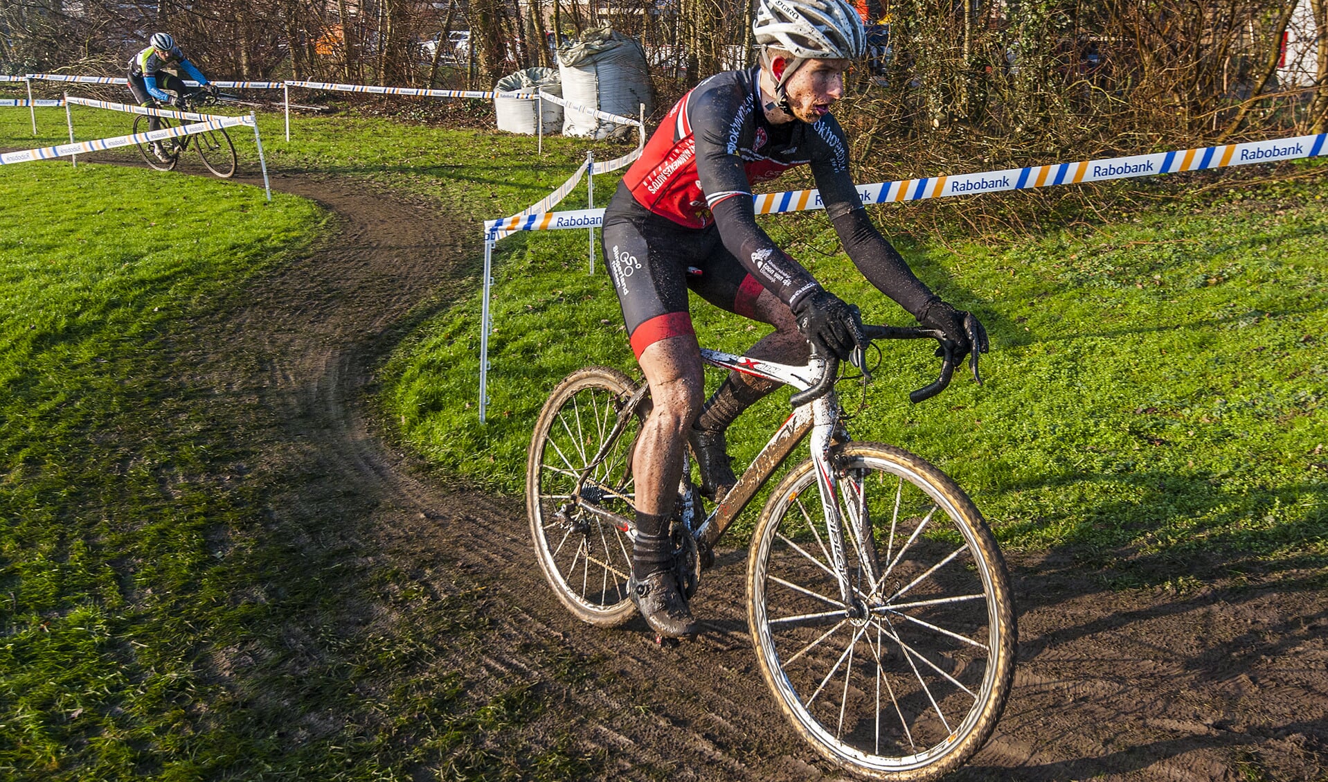 • Remco Schellevis voelt zich thuis in de Benschopse modder. (foto: wijntjesfotografie.nl)