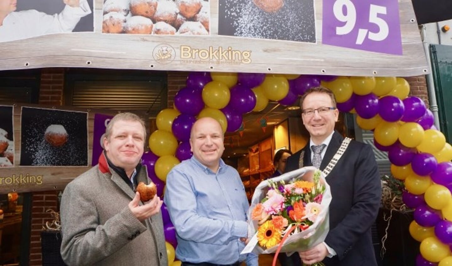 Wethouder Huib Veldhuijsen en burgemeester Patrick van Domberg feliciteren Patrick Roelofs van Bakkerij Brokking met het geweldige resultaat. Foto: Bernard Brosi