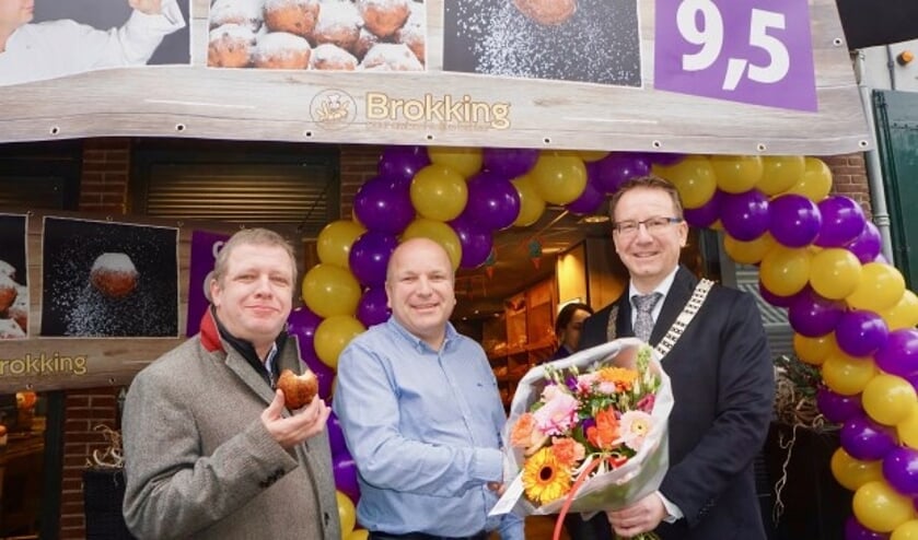 Wethouder Huib Veldhuijsen en burgemeester Patrick van Domberg feliciteren Patrick Roelofs van Bakkerij Brokking met het geweldige resultaat. Foto: Bernard Brosi