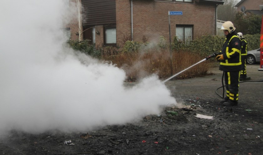 • De brandweer moest meerdere keren terug naar Ophemert. Foto: AS Media
