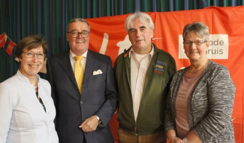 Het dagelijks bestuur van het Rode Kruis IJsselstein – met nieuwe voorzitter Coert van Ee – viert feest en zoekt jonge vrijwilligers. (Foto: Lysette Verwegen)