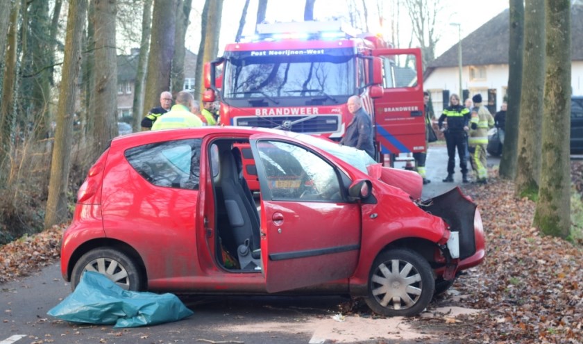 • De automobilist klapte door onbekende oorzaak tegen een boom.