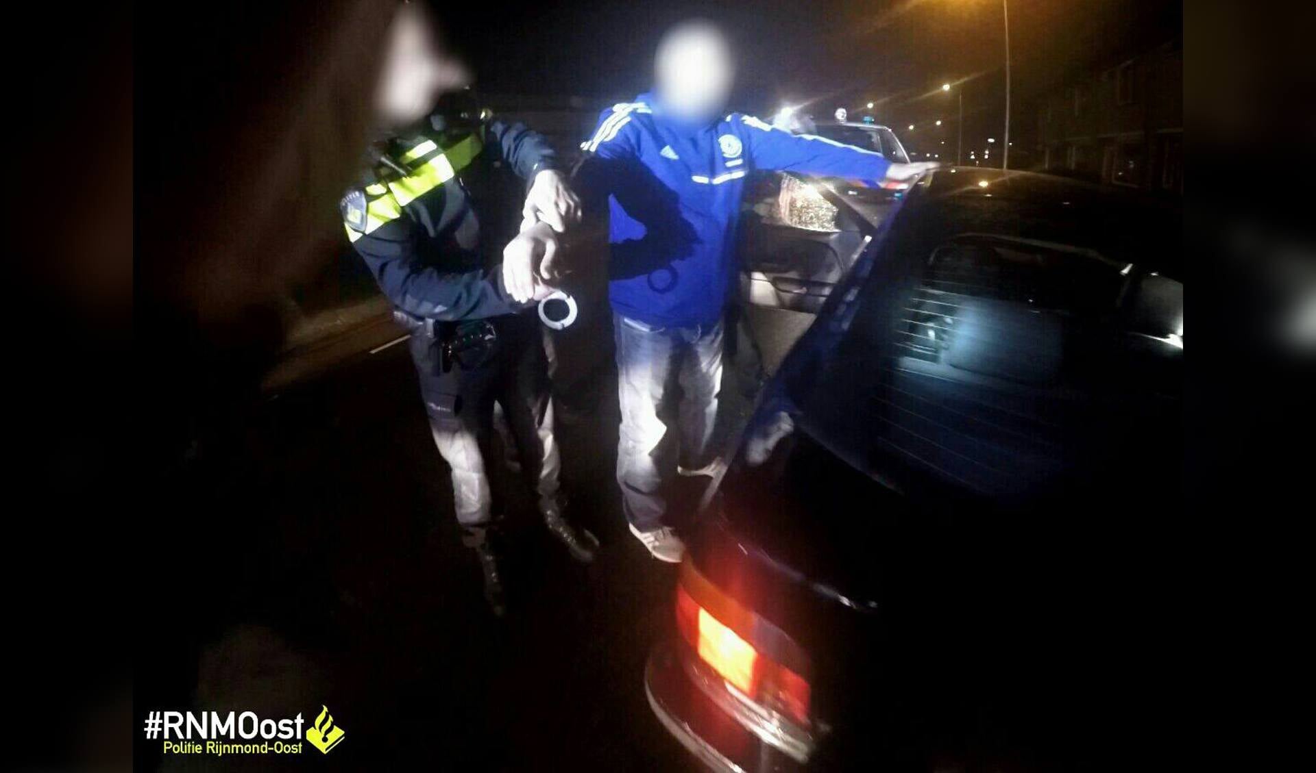 • Aanhouding van één van de twee verdachten. Foto: Politie Rotterdam, district Rijnmond Oost.