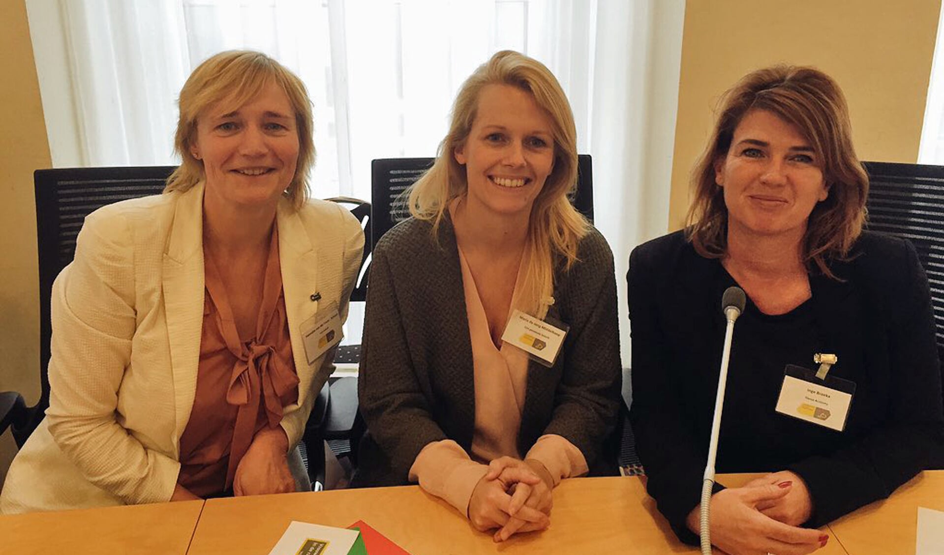 Hanneke van der Leun, Maria de Jong-Middelkoop en Inge Broekx (PvdA-raadslid Vianen).