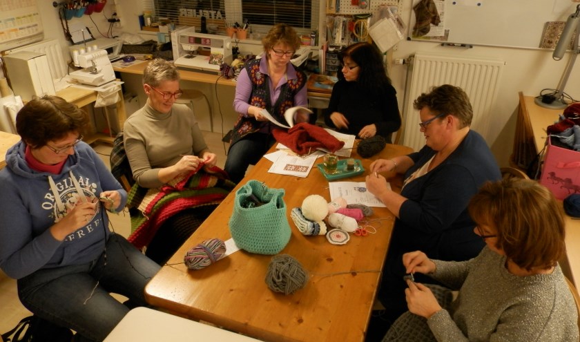 • "Handwerken is meditatief", aldus één van de cursisten. Foto: Vincent Wibier