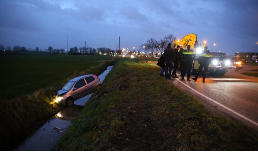 • Hoe de auto in de sloot terecht kon komen, is nog niet bekend. Foto: AS Media