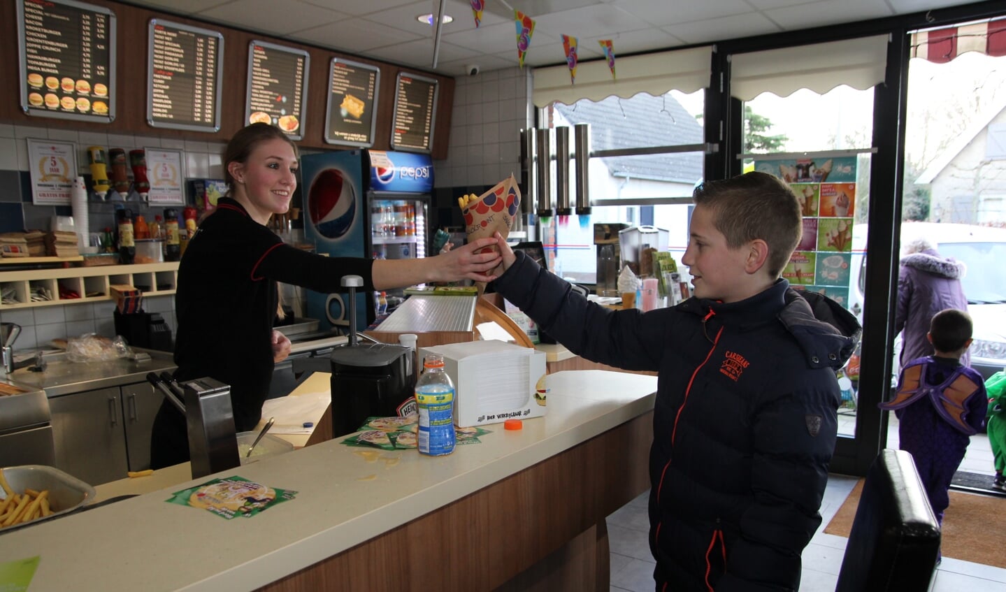 • Snackbar De Sticht deelt gratis friet uit. (foto: Robert van der Hek)