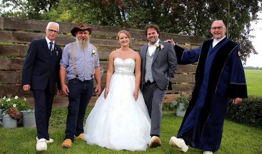Willem van den Berg (rechts) ten voeten uit; met humor tijdens een huwelijksvoltrekking. Hij was vele jaren ambtenaar van de burgerlijke stand. Archieffoto: Rick den Besten