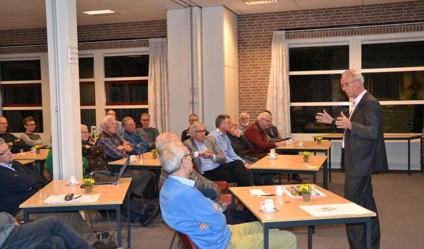 • Jan Boele aan het woord tijdens de informatieavond over het oorlogsmonument. Foto: Antoine de Zeeuw