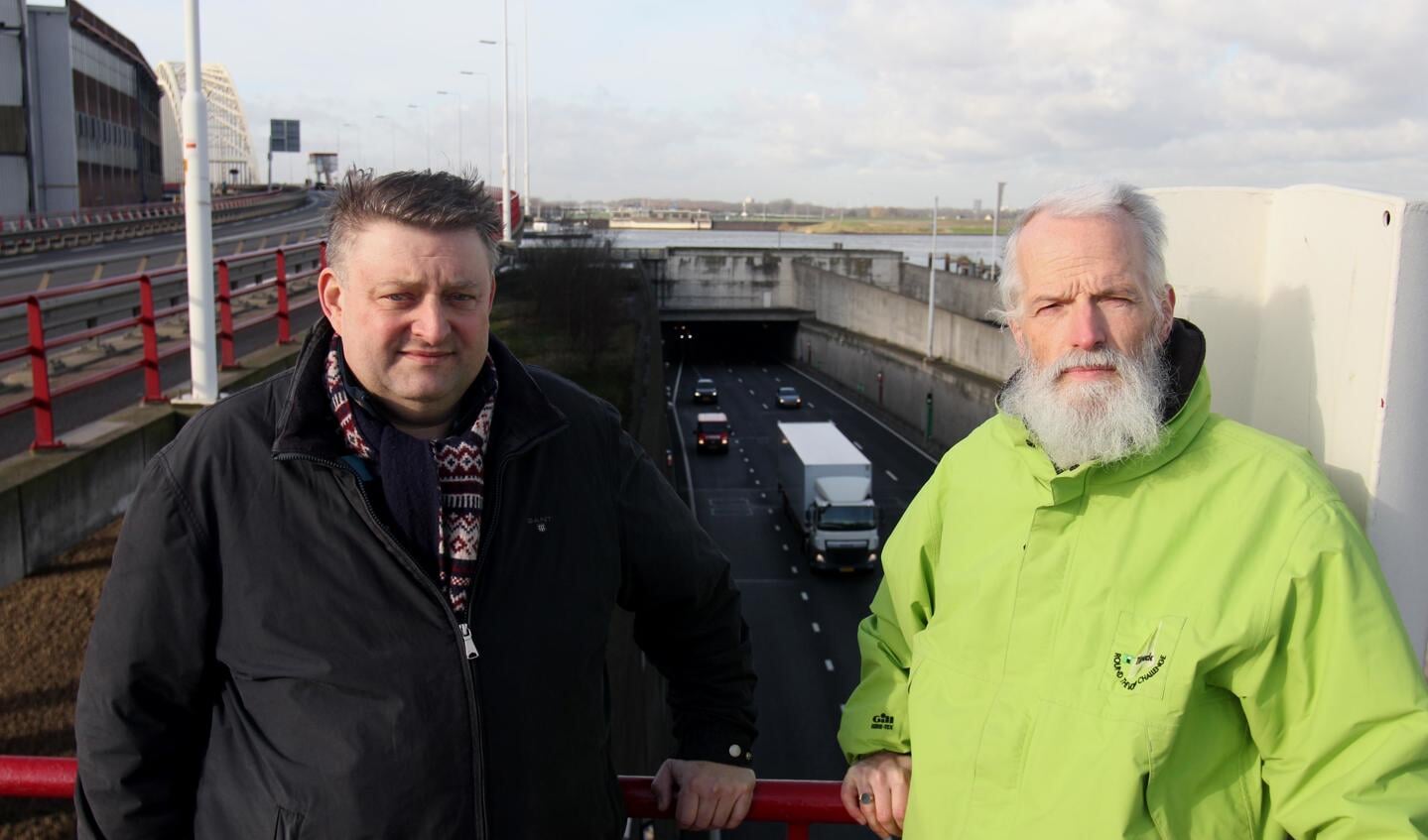 • Ruud Lammers (links) en Willem Schulpen bij de tunnel onder de Noord.