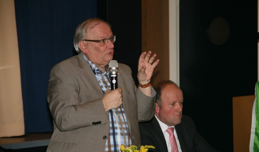 • Wethouder Bart Bruggeman tijdens de forumdiscussie in Noordeloos. (foto: Dick Aanen)