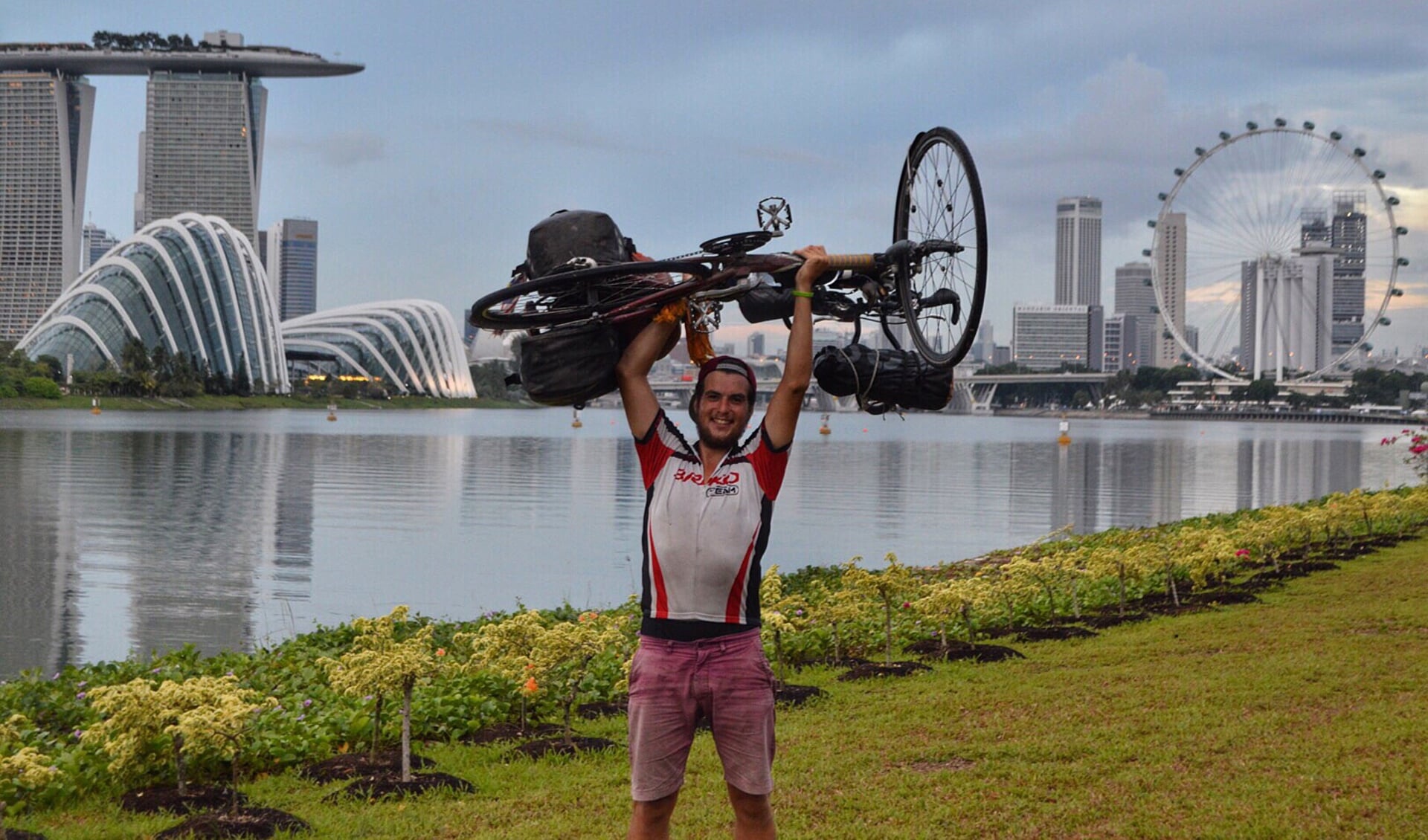 • Henk van Dillen, met op de achtergrond de skyline van Singapore.