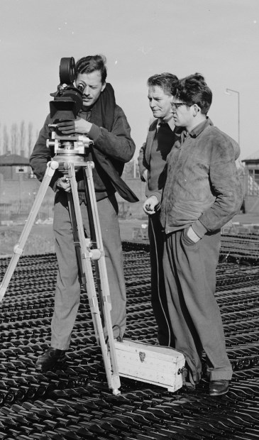 • Bert Haanstra filmt in Leerdam.