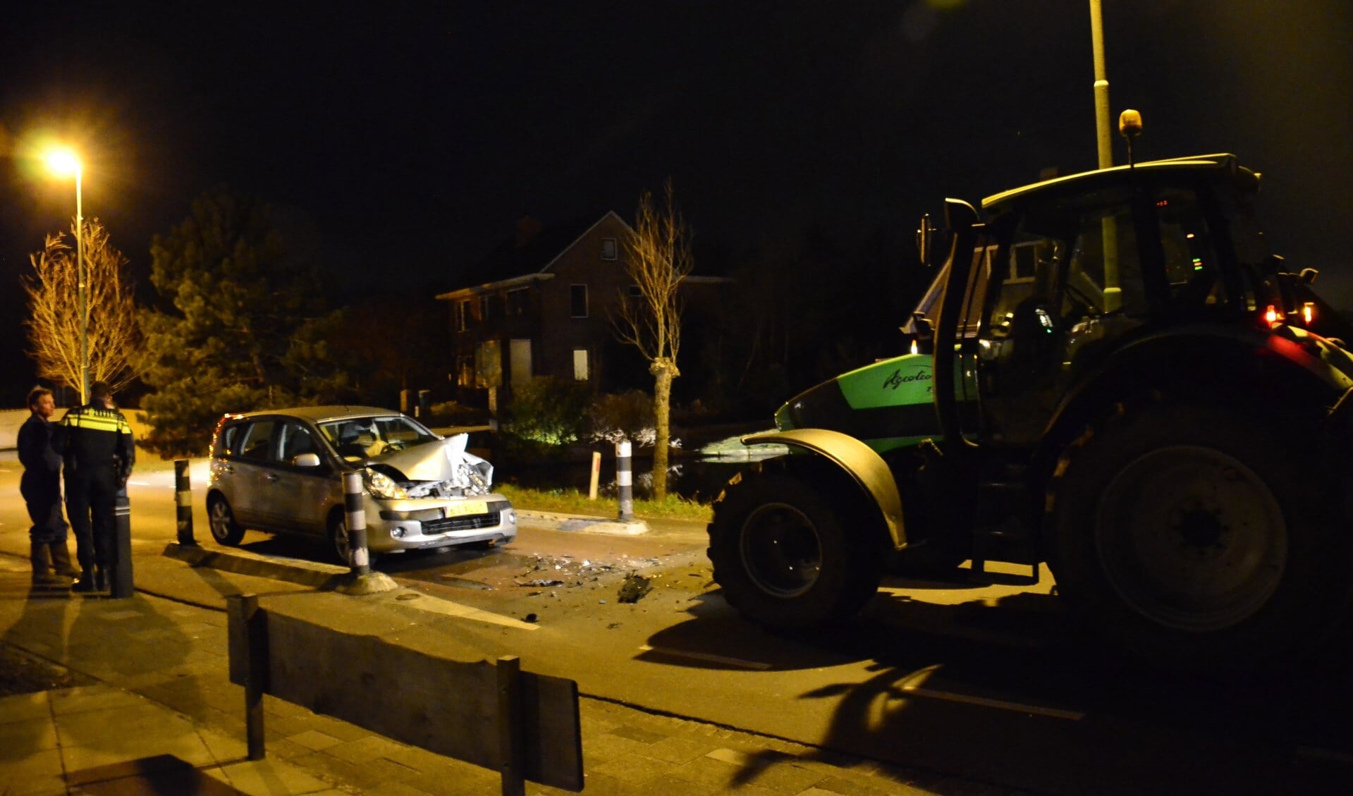 • De tractor en auto botsten bij de wegversmalling op elkaar. (foto: Marco van Bemmel)