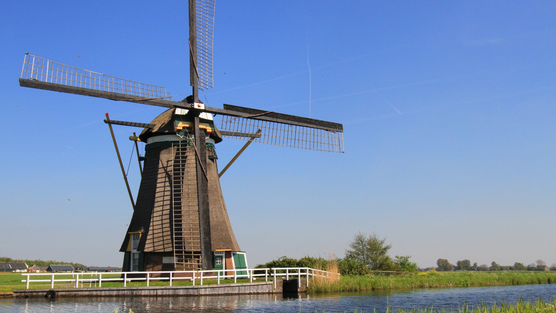 • De achtkantige molen Groot-Ammers. Foto: Geurt Mouthaan