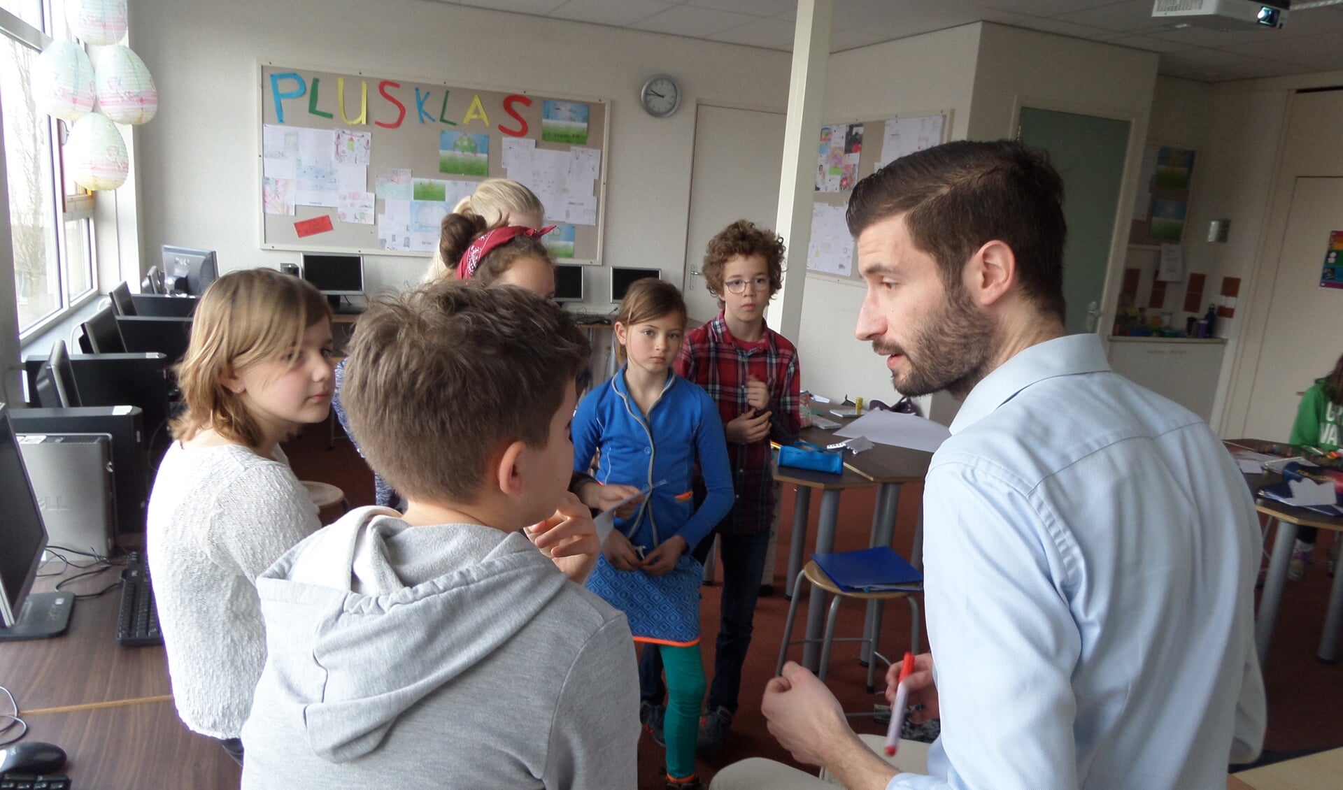 • CDA-medewerker Ernst van Welij leert de kinderen bij over de Tweede Kamer. Foto: Jolanda Mulder